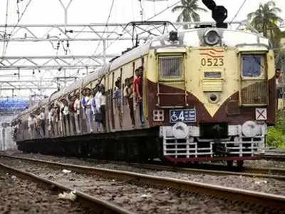मुंबई लोकल की ट्रेनों पर पथराव, चार लोग जख्मी