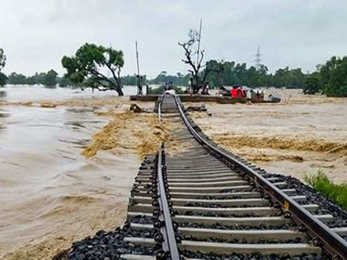 बाढ़ में डूबी रेल की पटरियां