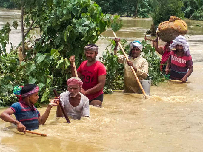 बाढ़ से निकलते लोग