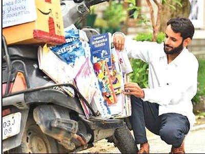 चंडीगढ़ः गरीब छात्रों की मदद के लिए घर-घर से किताबें एकत्र करता है यह युवक