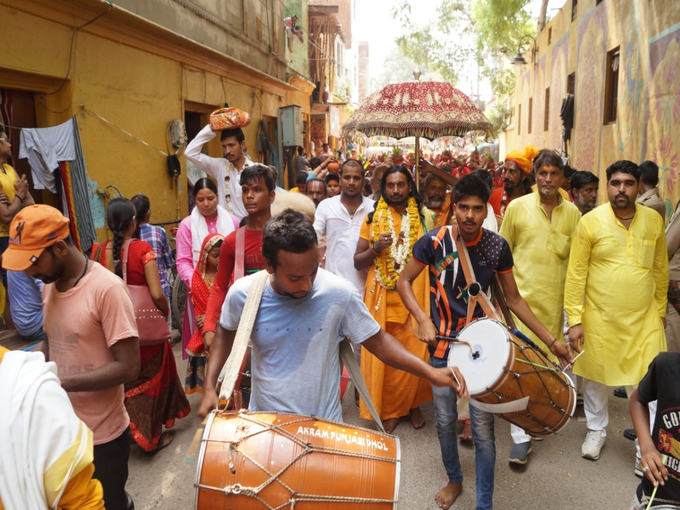 कलश यात्रा में शामिल लोग