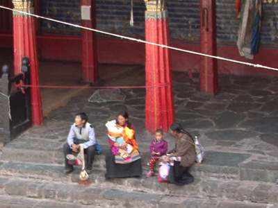तिब्बत में हानों और तिब्बतियों के बीच विवाह को बढ़ावा दे रहा है चीन