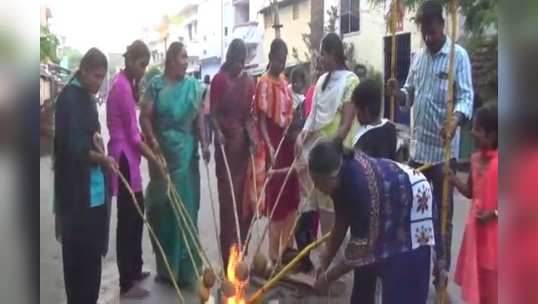 பிறந்தது ஆடி- சேலம், கரூரில் களைகட்டிய தேங்காய் சுடும் விழா!