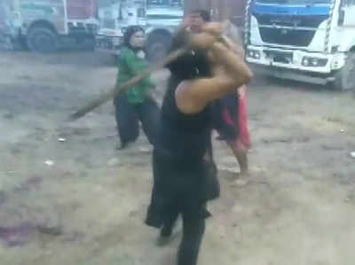 हरियाणा: करनाल में किन्नरों ने शख्स की पिटाई की, कार से बाहर निकालकर डंडे से पीटा
