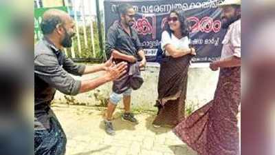 केरल: लुंगी पहने युवक को होटेल में जाने से रोका तो विरोध में लुंगी पहनकर किया धरना-प्रदर्शन