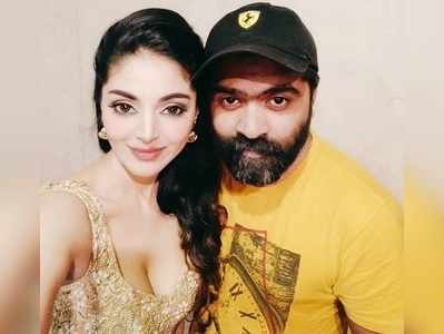 Sanam Shetty: சிம்புவுடன் செல்ஃபி எடுத்துக் கொண்ட தர்ஷனின் காதலி: வைரலாகும் புகைப்படம்!