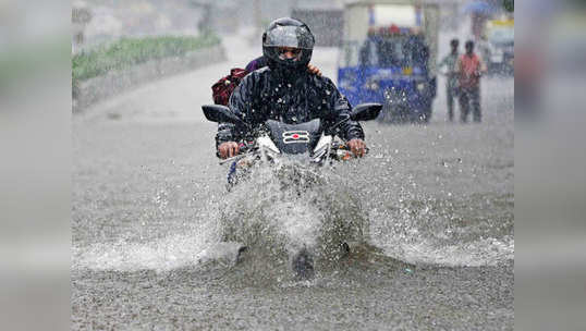 बारिश में चलाते हैं बाइक, तो कभी न भूलें ये बातें