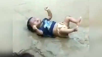 बिहार की बाढ़ ने नहीं बल्कि अपनी मां ने ली इस 3 महीने की बच्चे की जान