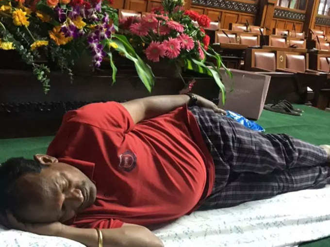धरने के दौरान एमएलए सदन में चादर बिछाकर सोए हुए भी दिखाई दिए। इनके अलावा एक अन्य विधायक भी सोफे पर नींद लेते नजर आए।