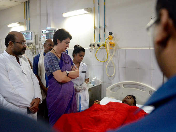 अस्पताल में घायलों से मिलीं प्रियंका गांधी