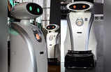 रोबॉट्स कर रहे होटल और मॉल में सफाई, बोल सकते हैं कई भाषाएं