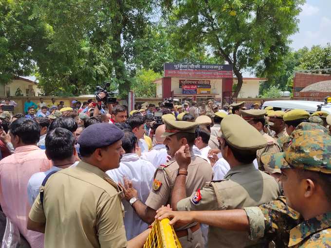 नरायनपुर पुलिस चौकी के पास रोका गया काफिला