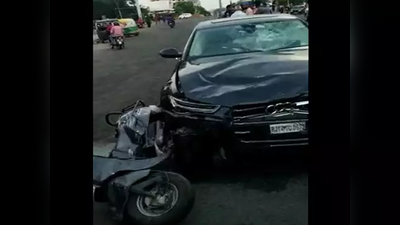 जयपुर: तेज रफ्तार कार ने स्कूटी सवार को मारी टक्कर, उछलकर सड़क पर गिरा