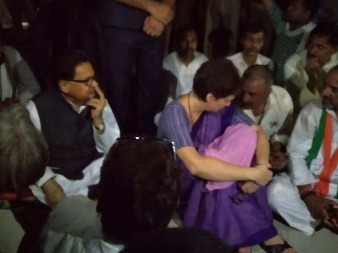कांग्रेस कार्यकर्ताओं के साथ धरने पर प्रियंका गांधी