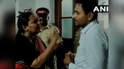 मुंबई: सेंट जॉर्ज अस्पताल में कांग्रेस नेता यशोमती ठाकुर ने पुलिस से की अभद्रता, विडियो वायरल