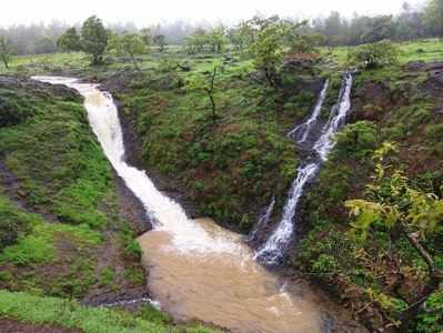 ಖಾನಾಪುರದ ಕಾಡಿನಲ್ಲಿ ಕಣ್ಮನ ಸೆಳೆಯುವ ಜಲಪಾತ