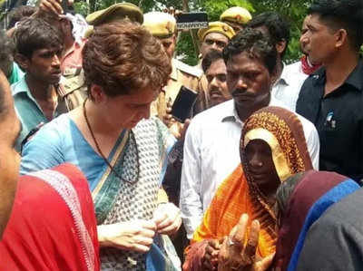 सोनभद्र जाने की जिद के बीच पीड़ितों से मिलीं प्रियंका गांधी, गले लगकर रो पड़ीं महिलाएं