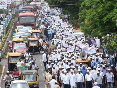 रत्नागिरी: नाणार समर्थकांची जिल्हाधिकारी कार्यालयाला धडक