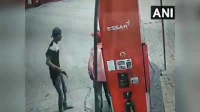 अलीगढ़: बंदूक दिखाकर बदमाश ने पेट्रोल पंप में की लूट, सीसीटीवी में कैद हुई वारदात