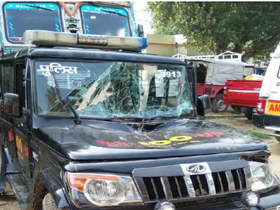 अयोध्या में ट्रक ने पुलिस वाहन को मारी टक्कर, तीन पुलिसकर्मी घायल