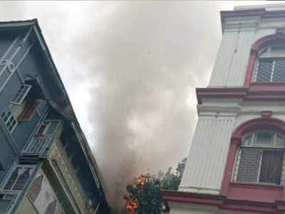 मुंबई: कोलाबा में ताज होटेल के पास इमारत में लगी आग, 1 की मौत, 1 घायल, कई और फंसे
