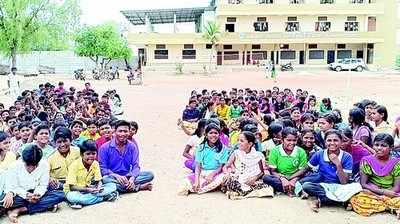 ಮೂಲ ಸೌಲಬ್ಯಕ್ಕೆ ಒತ್ತಾಯಿಸಿ ವಿದ್ಯಾರ್ಥಿಗಳಿಂದ ಧರಣಿ