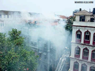 कोलाबा आगः 8 मिनट में पहुंची फायर ब्रिगेड, 6 दमकल कर्मियों ने बचाई 14 लोगों की जान