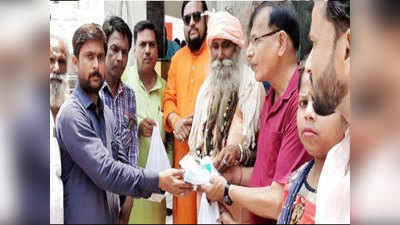 मिसालः कानपुर में मुस्लिमों ने मंदिर के बाहर शिवभक्तों को बांटे फल, दूध और जूस