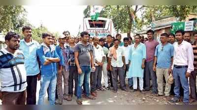 শহিদ মঞ্চে যাওয়ার পথে হামলা, প্রতিবাদে অবরোধ