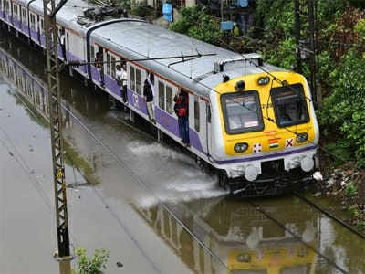 पाऊसरात्र...मुंबई, ठाण्यात मुसळधार, रेल्वे वाहतूक उशिराने