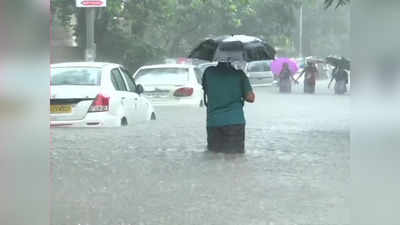 मुंबई में भारी बारिश से ट्रैफिक थमा, सड़कें व रेलवे ट्रैक जलमग्न, 3 कारों की टक्कर में 8 घायल