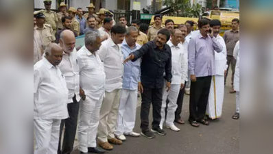कर्नाटक: बागी विधायकों पर अब लटक रही अयोग्‍य ठहराए जाने की तलवार, 5 बन सकते हैं मंत्री