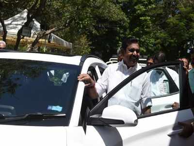 CM Palaniswami: நாட்டின் முதல் எலக்ட்ரிக் கார் ”கோனா”- சென்னையில் அறிமுகம் செய்து, பயணித்த தமிழக முதல்வர்!