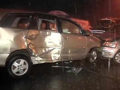मुंबई: पावसानं घात केला; अंधेरीत ३ कार धडकल्या, ८ जखमी