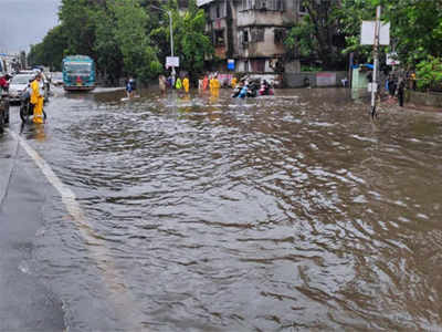 Mumbai rain live updates: मुंबईत पावसाचा जोर ओसरला