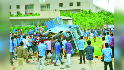 ಸಿಡಿದೆದ್ದ ಕಾರ್ಮಿಕರು: ಲಾಠಿ ಪ್ರಹಾರ, ಗಾಳಿಯಲ್ಲಿ ಗುಂಡು