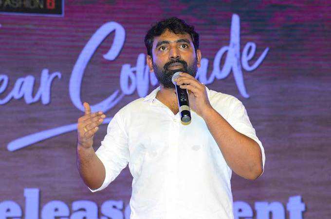 ‘డియర్ కామ్రేడ్’ ప్రీ రిలీజ్ వేడుక.. వెరైటీ డ్రెస్‌లో విజయ్ దేవరకొండ