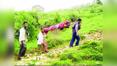 गांव में नहीं थी सड़क, खून से लथपथ पत्नी को अस्पताल पहुंचाने में लगे 14 घंटे