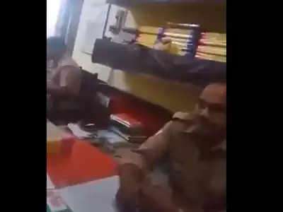 यूपी पोलिसाचा तो व्हिडिओ प्रियांका गांधींनी केला शेअर, विचारला जाब