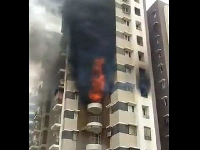 बहुमंजिला इमारत में लगी आग