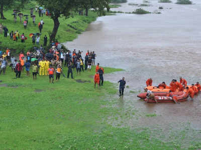 मुंबई बारिश: पानी से भरे ट्रैक पर फंसी महालक्ष्‍मी एक्‍सप्रेस के सभी 1050 यात्री सुरक्षित निकाले गए