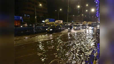 मुंबईत मुसळधार पाऊस; रस्तेवाहतूक मंदावली
