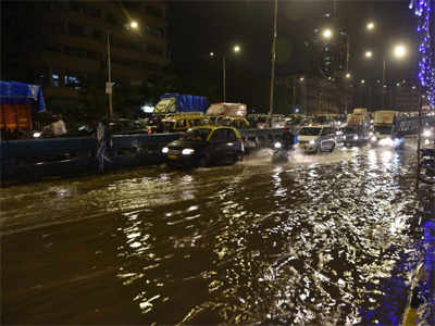 मुंबईत मुसळधार पाऊस; रस्तेवाहतूक मंदावली