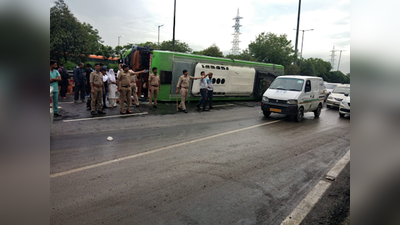 दिल्ली से बिहार जा रही बस नोएडा एक्सप्रेसवे पर पलटी, 12 यात्री घायल