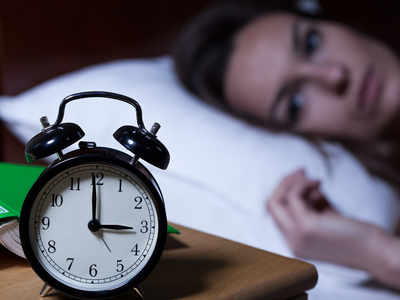 क्या आधी रात अचानक खुल जाती है आपकी नींद, जानें पांच कारण