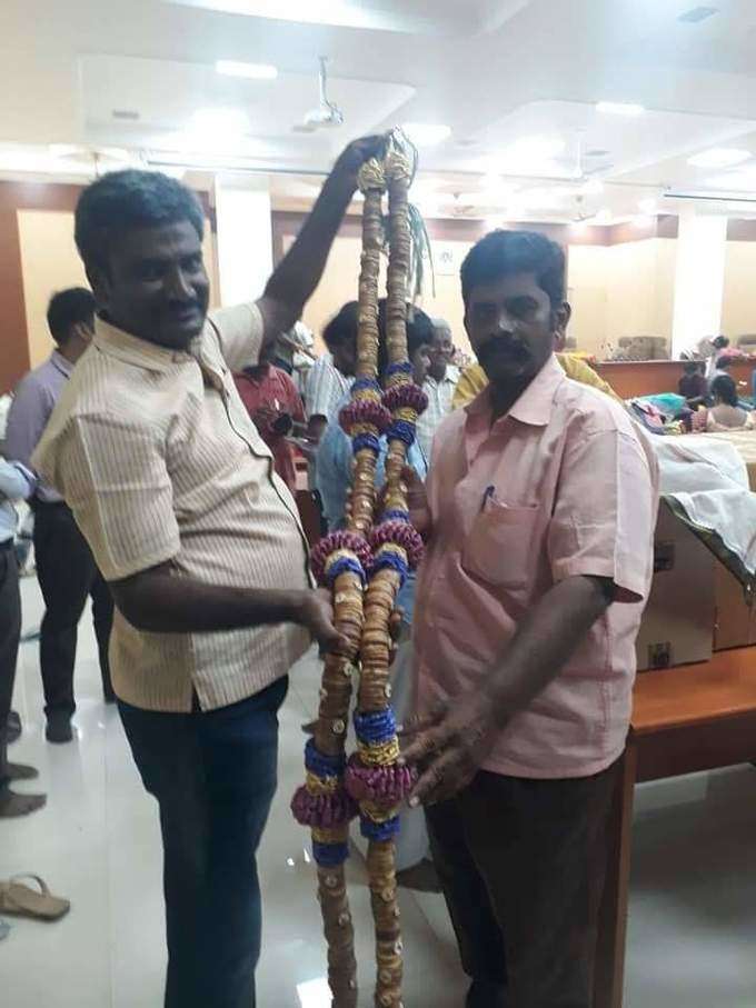 அத்திவரதருக்கு அத்திபழம் மாலை