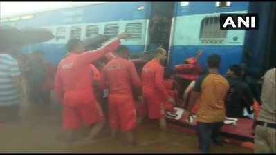 ముంబై: వరద నీటిలో మహాలక్ష్మీ ఎక్స్‌ప్రెస్ రైలు.. లోపల 700 మంది ప్రయాణీకులు