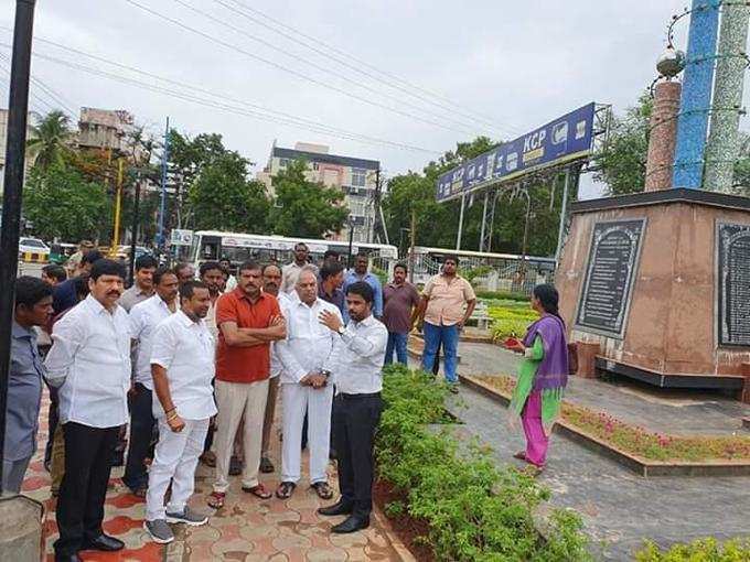 విగ్రహ ఏర్పాటుపై మంత్రుల పరిశీలన