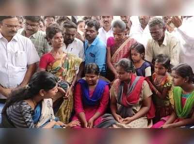 மாரியம்மாளின் மகள்களைப் பார்த்து கண் கலங்கிய கனிமொழி...என்ன சொன்னார் அவர்களிடம்?