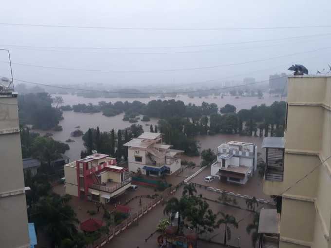 ఇళ్లలో చేరిన వరద నీరు..